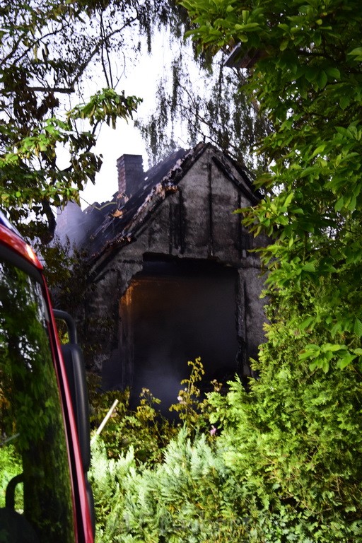 Grossfeuer Einfamilienhaus Siegburg Muehlengrabenstr P0740.JPG - Miklos Laubert